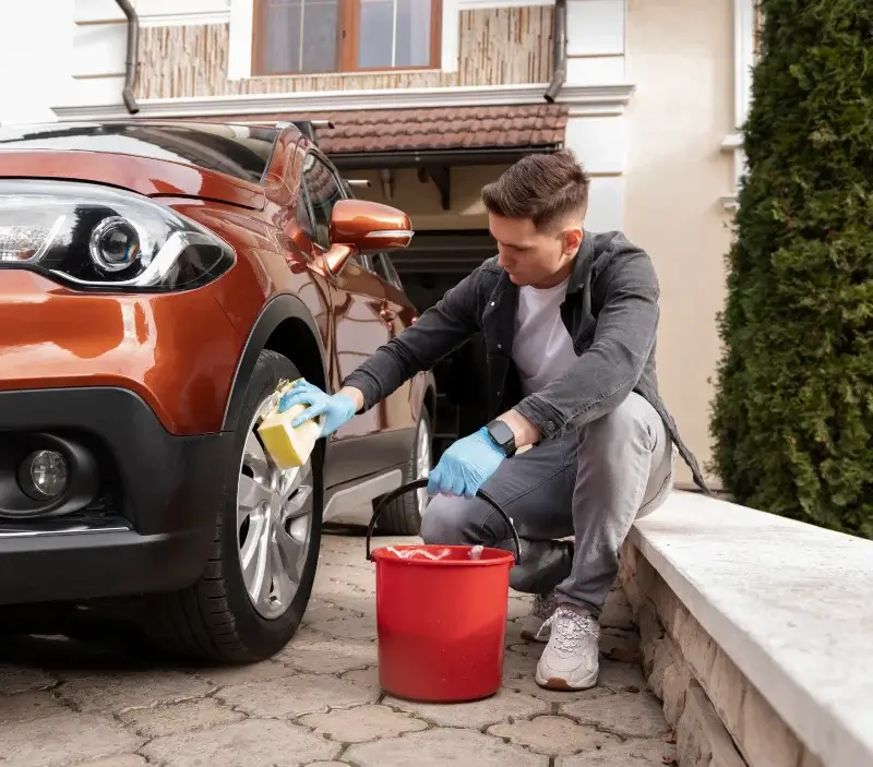 Lavage auto à domicile Cenne-Monestiés : professionnel intervenant sur un véhicule
